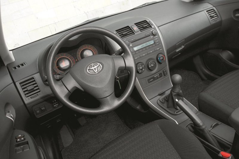 седан Toyota Corolla 2006 - 2010г выпуска модификация 1.3 MT (101 л.с.)