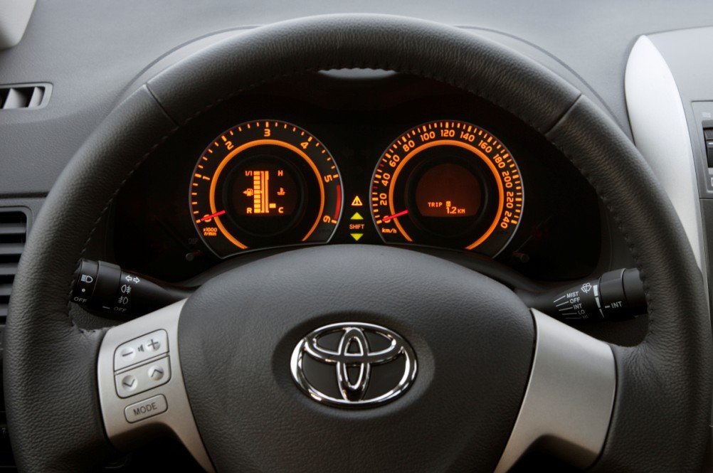 седан Toyota Corolla 2006 - 2010г выпуска модификация 1.3 MT (101 л.с.)