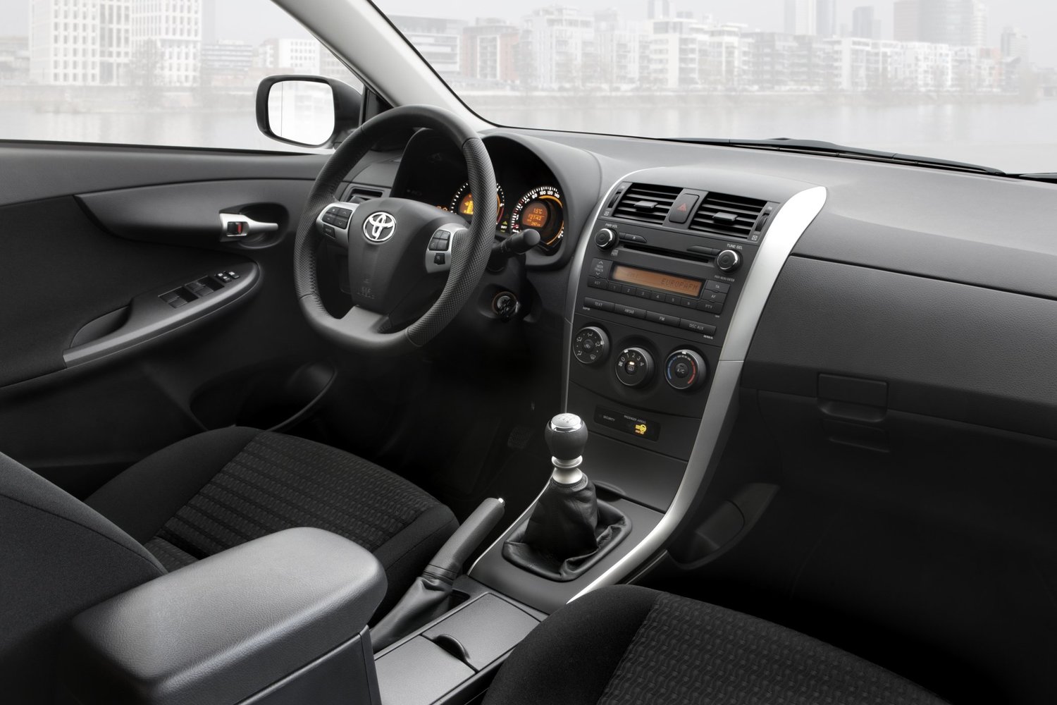 седан Toyota Corolla 2010 - 2013г выпуска модификация 1.4 AT (90 л.с.)