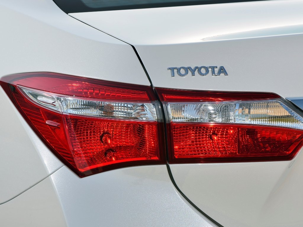 седан Toyota Corolla 2013 - 2016г выпуска модификация 1.4 MT (90 л.с.)