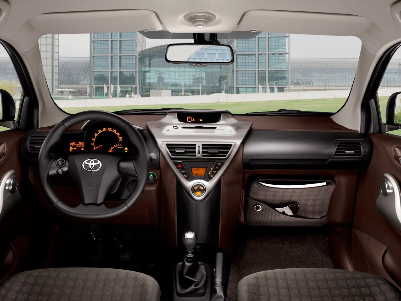 хэтчбек 3 дв. Toyota iQ 2009 - 2011г выпуска модификация 1.0 CVT (68 л.с.)