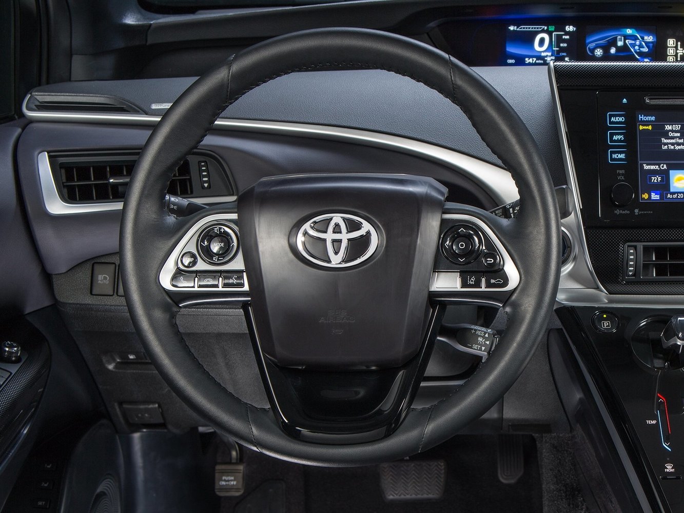 седан Toyota Mirai 2015 - 2016г выпуска модификация Комплектация