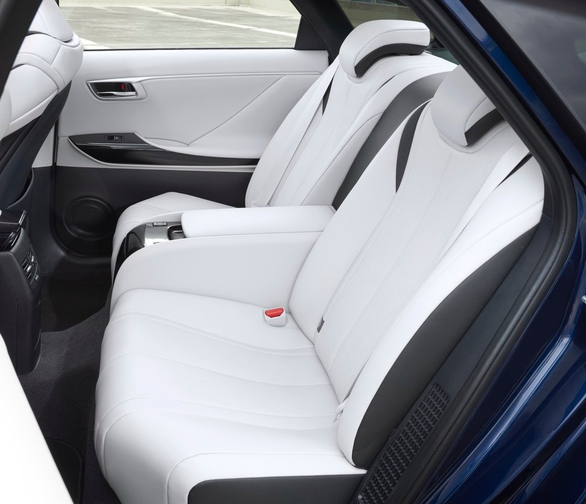 седан Toyota Mirai 2015 - 2016г выпуска модификация Комплектация