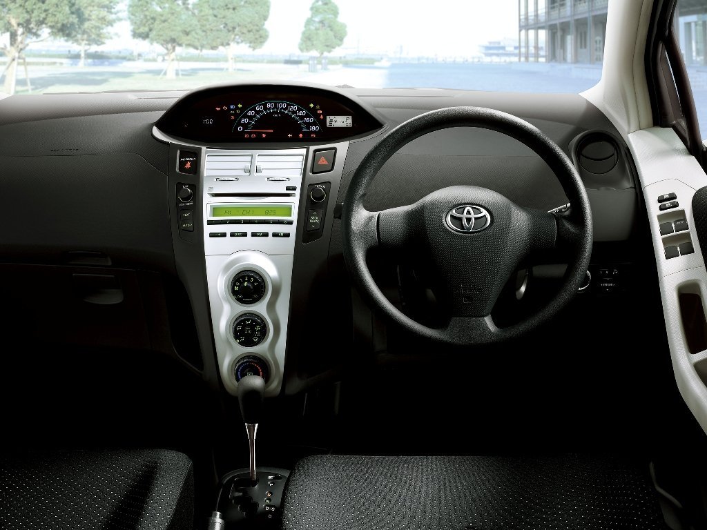 хэтчбек 5 дв. Toyota Vitz 2005 - 2010г выпуска модификация 1.0 CVT (71 л.с.)
