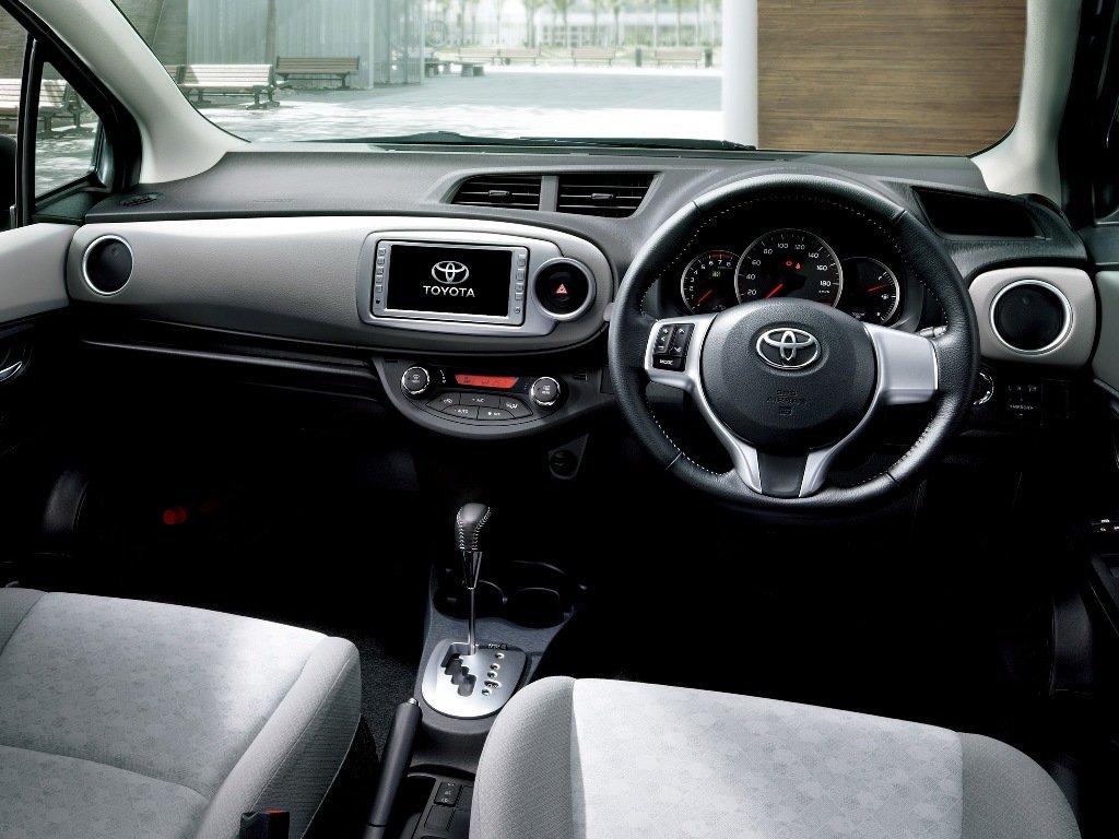 хэтчбек 5 дв. Toyota Vitz 2010 - 2016г выпуска модификация 1.3 CVT (95 л.с.)