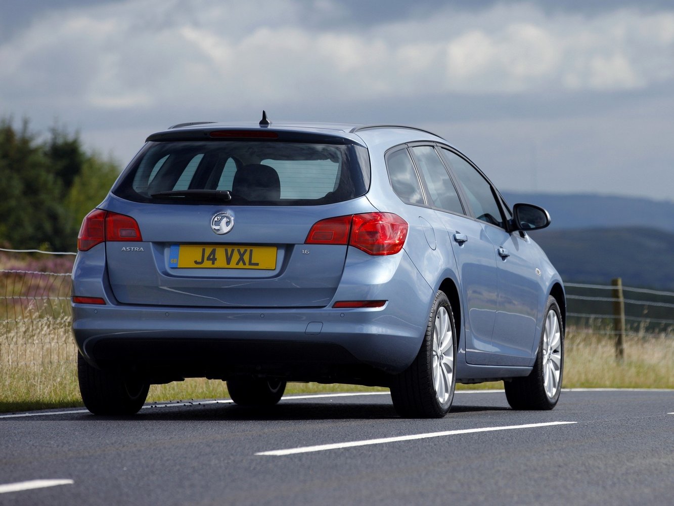 универсал Vauxhall Astra 2009 - 2016г выпуска модификация 1.4 MT (140 л.с.)