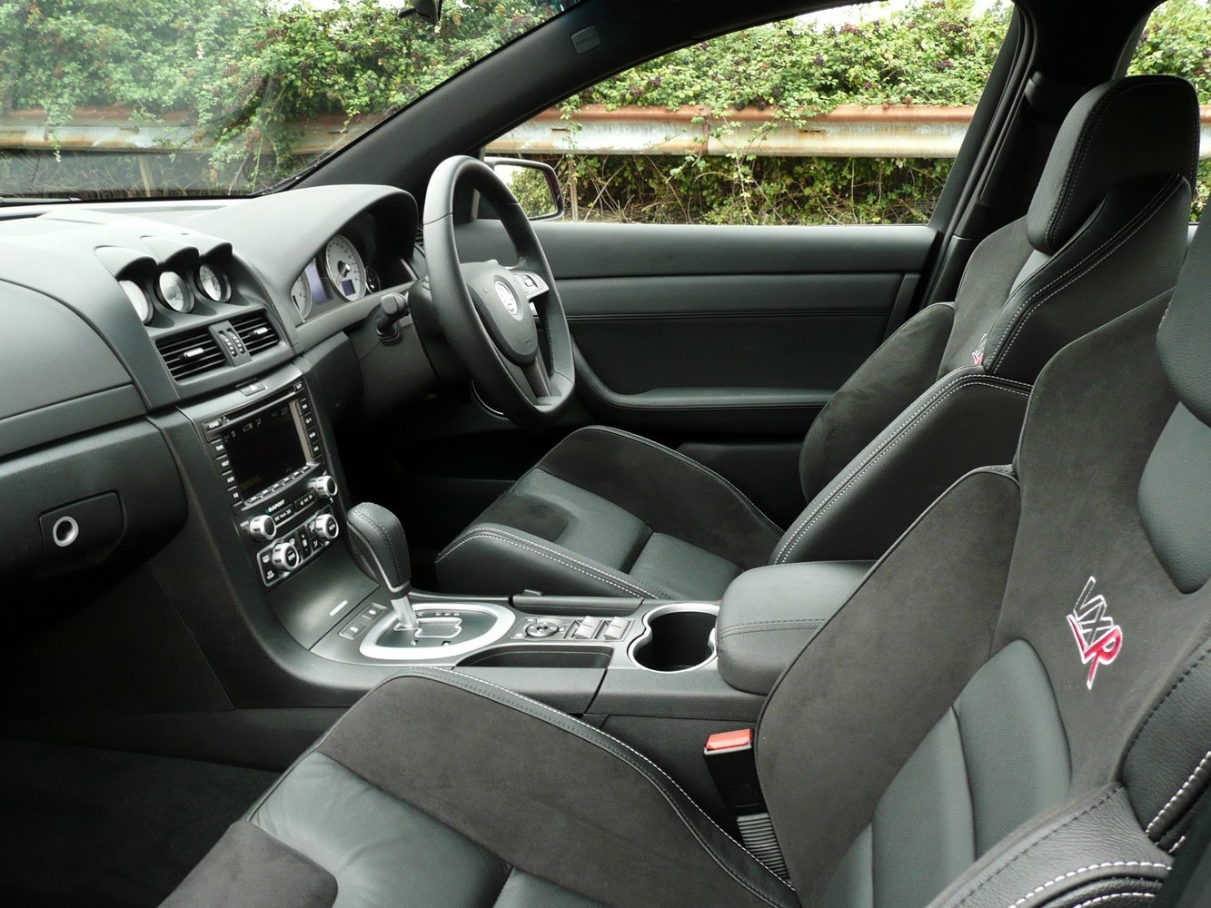 седан Vauxhall VXR8 2007 - 2009г выпуска модификация 6.2 AT (431 л.с.)