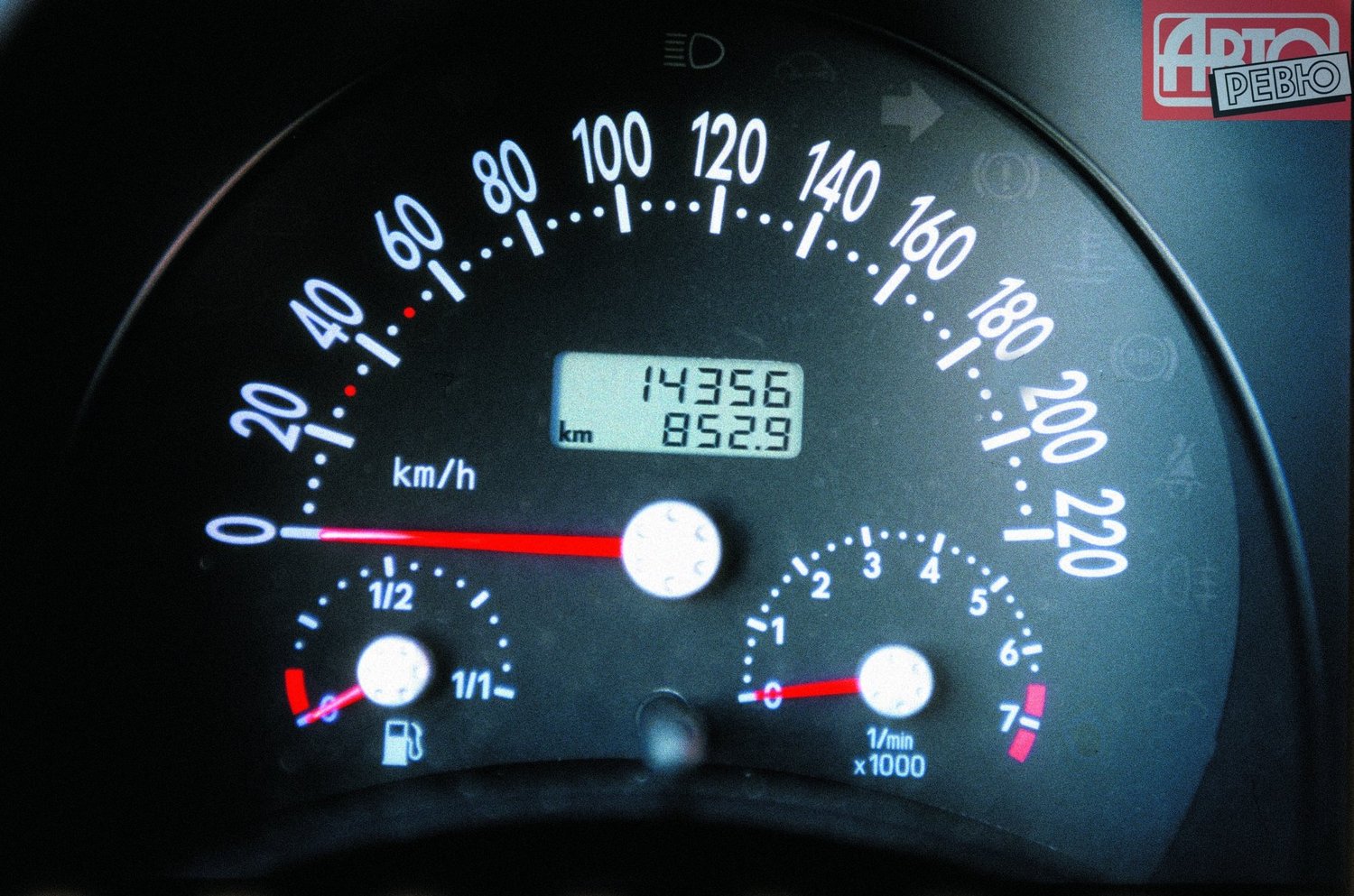хэтчбек 3 дв. Volkswagen Beetle 1998 - 2005г выпуска модификация 1.4 MT (75 л.с.)