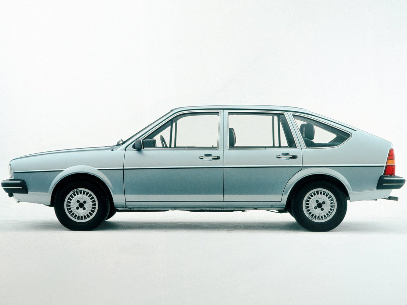 хэтчбек 5 дв. Volkswagen Passat 1980 - 1988г выпуска модификация 1.3 MT (55 л.с.)