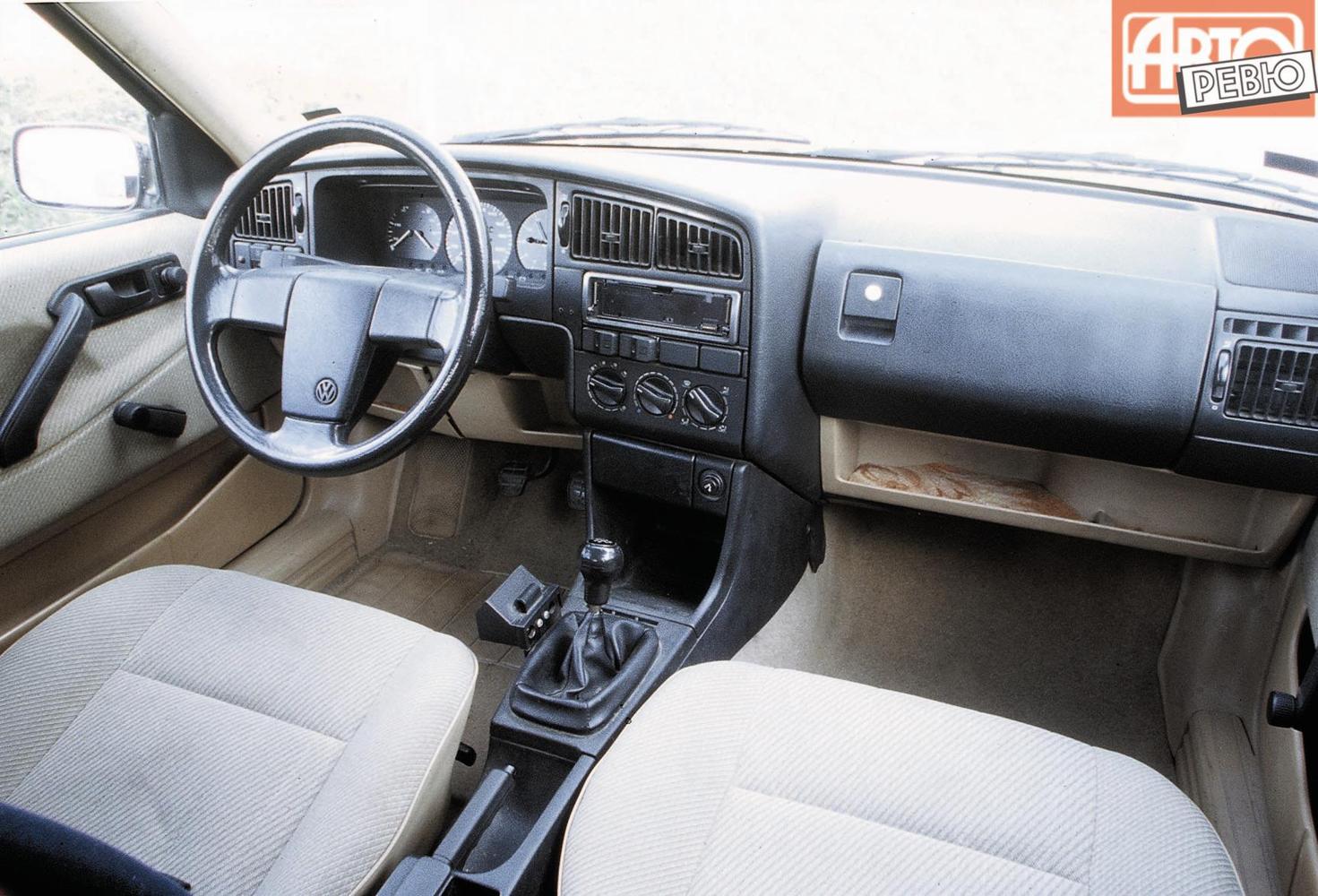 седан Volkswagen Passat 1988 - 1993г выпуска модификация 1.6 MT (72 л.с.)