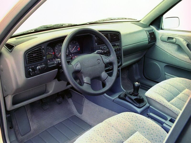 седан Volkswagen Passat 1993 - 1997г выпуска модификация 1.6 AT (101 л.с.)