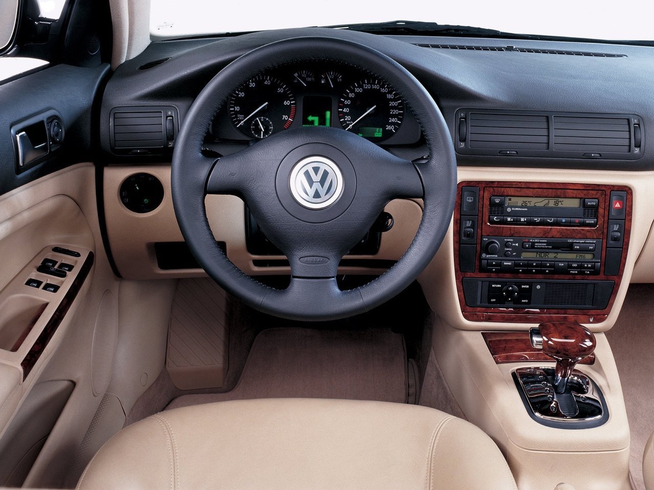 универсал Volkswagen Passat 1997 - 2000г выпуска модификация 1.6 AT (101 л.с.)