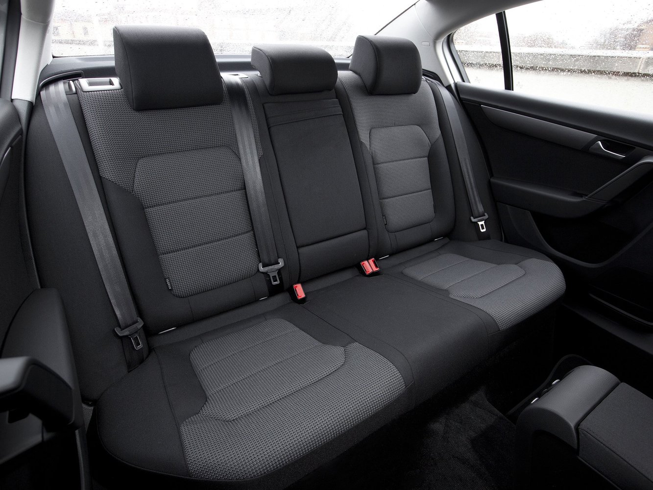 седан Volkswagen Passat 2011 - 2015г выпуска модификация 1.4 AMT (160 л.с.)