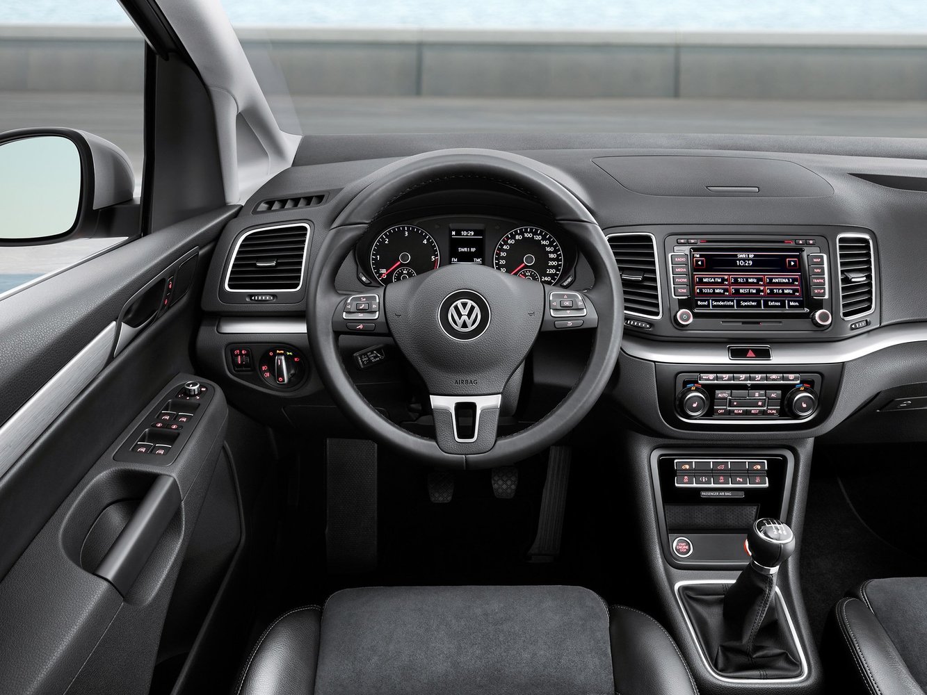 минивэн Volkswagen Sharan 2010 - 2015г выпуска модификация 1.4 AMT (150 л.с.)