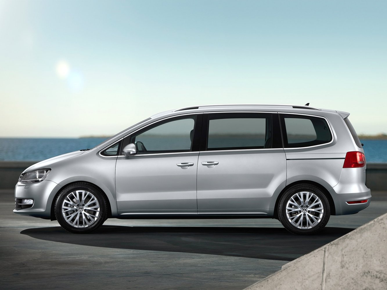 минивэн Volkswagen Sharan 2010 - 2015г выпуска модификация 1.4 AMT (150 л.с.)