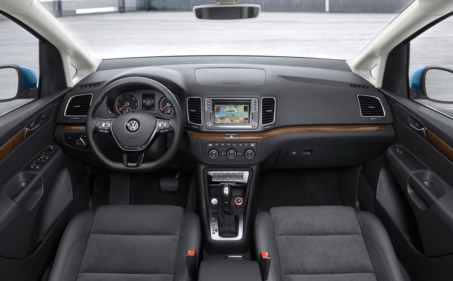 минивэн Volkswagen Sharan 2015 - 2016г выпуска модификация 1.4 AMT (150 л.с.)