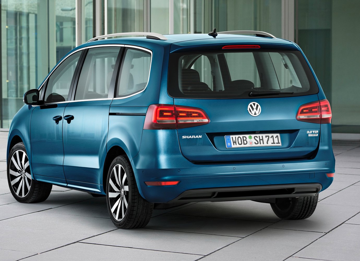 минивэн Volkswagen Sharan 2015 - 2016г выпуска модификация 1.4 AMT (150 л.с.)