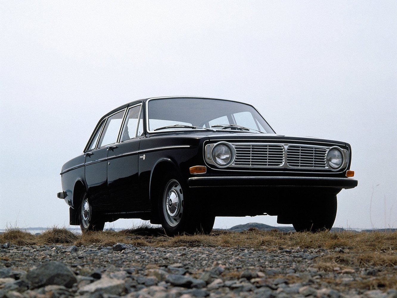 седан Volvo 140 Series